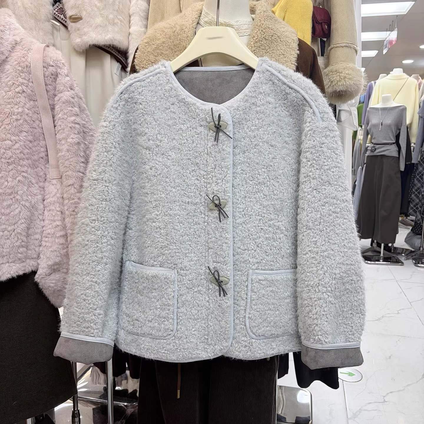 韩系温柔加厚保暖皮毛一体短外套