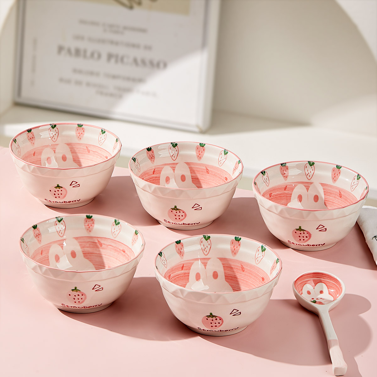 可爱陶瓷米饭碗家用2023新款碗碟吃饭碗草莓兔小碗盘子5英寸餐具