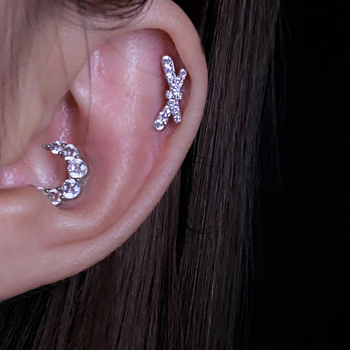 蝴蝶结满钻钛合金耳饰