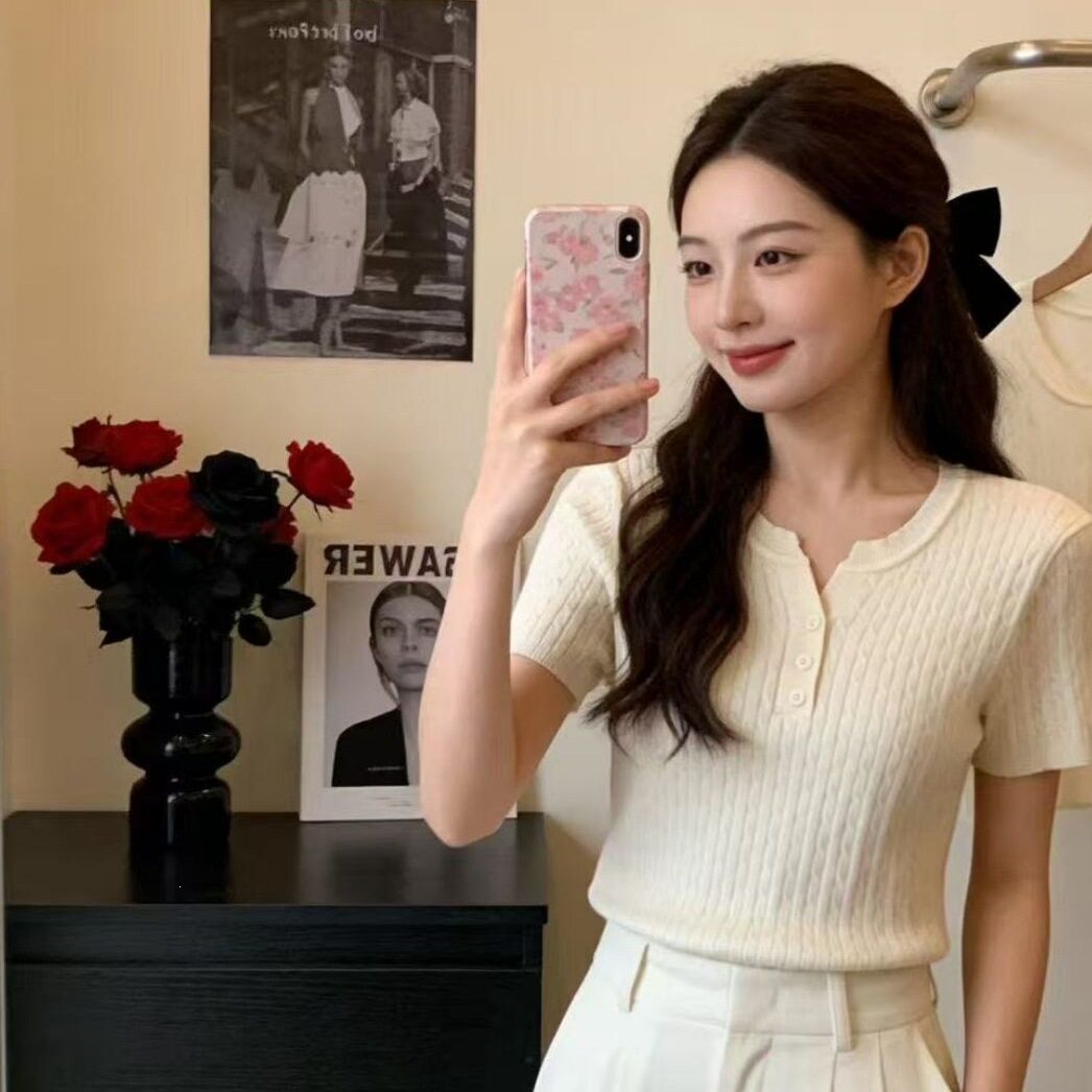 小V领纽扣麻花镂空上衣女夏季新款温柔百搭别致高级感短袖针织衫