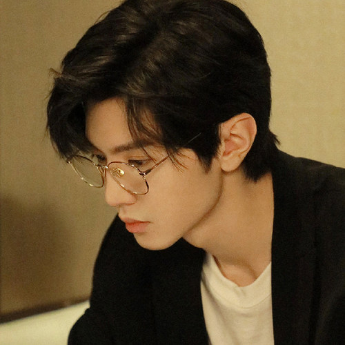 偷偷藏不住陈哲远同款眼镜男