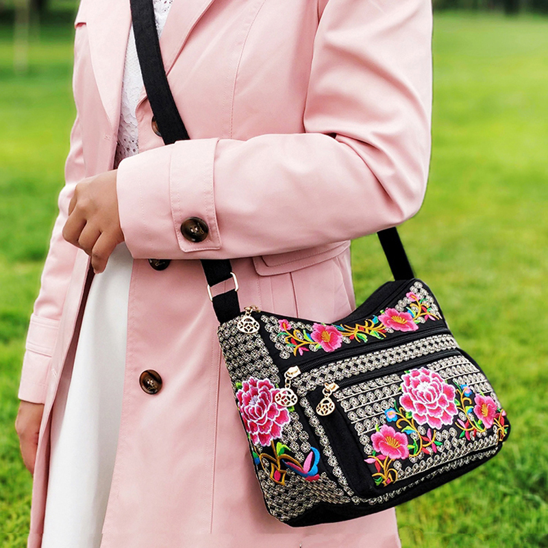 新款云南刺绣包民族风包包女绣花包单肩斜挎包帆布包四层布艺包