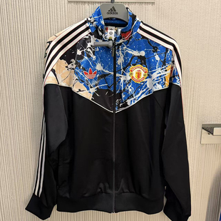 adidas三叶草曼联x石玫瑰联名足球休闲印花宽松夹克外套JZ7094