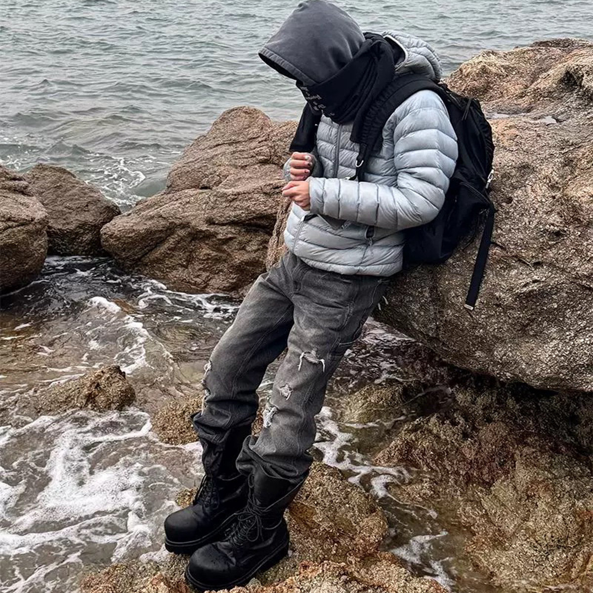 巴黎风格冈山黑灰牛水洗刀割破坏做旧猫须牛仔喇叭裤男高街破洞裤