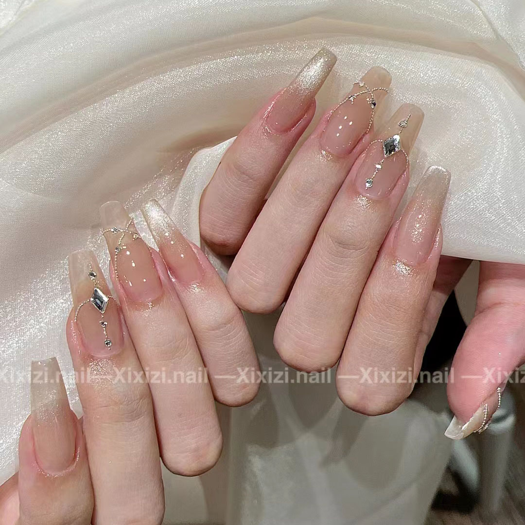鹿舞穿戴美甲简约婚甲裸色小钢珠