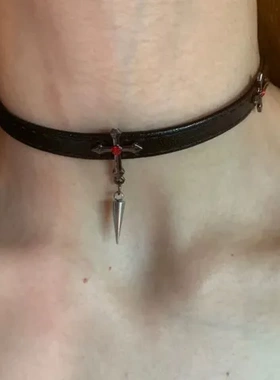 红色项链十字架暗黑辣妹y2k做旧哥特风高级感锁骨链简约女复古