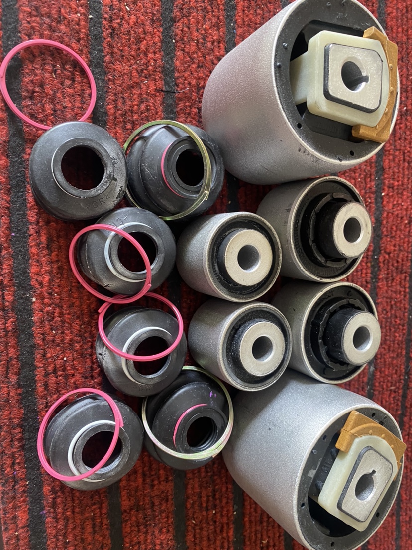 适用大众辉腾奥迪A8LD3宾利胶套上下支臂弯臂胶套球头防尘套