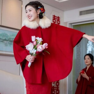 红色呢大衣毛呢外套婚服斗篷女冬短款新娘结婚新中式毛领过年