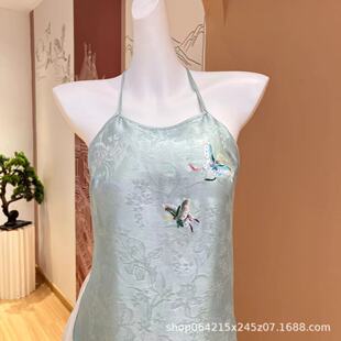 大码绣花肚兜女古风仿真丝睡衣家居服吊带内搭带胸垫中式冰丝