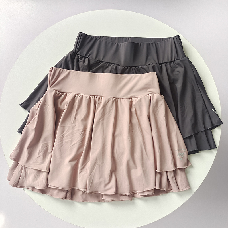 青年女性跑步运动健身短裤透气