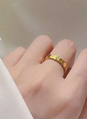 简约气质鱼鳞钛钢戒指女小众设计感18k金色小圆片网红百搭不掉色