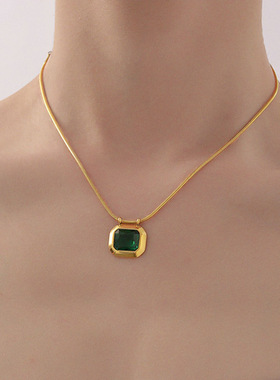 欧美祖母绿吊坠项链女小众轻奢镀18k金高级感秋冬复古毛衣锁骨链