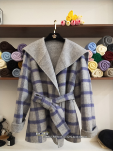 欧洲站9月24日实体店㊣2025冬格子翻领蚕丝绵羊毛双面羊绒大衣