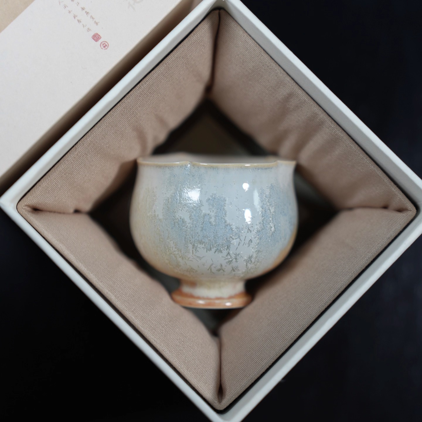 景德镇松针釉小容量手捏花口茶杯