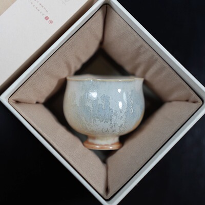 景德镇松针釉小容量手捏花口茶杯