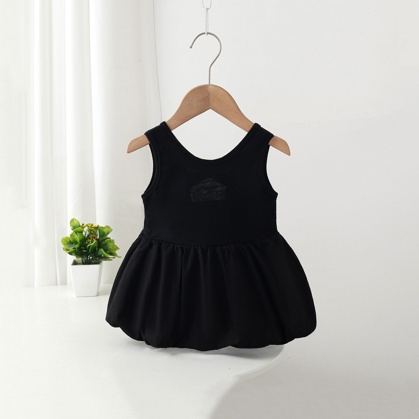 百天宝宝衣服夏日绝美小连衣裙婴儿夏季薄款时尚背心裙洋气小黑裙