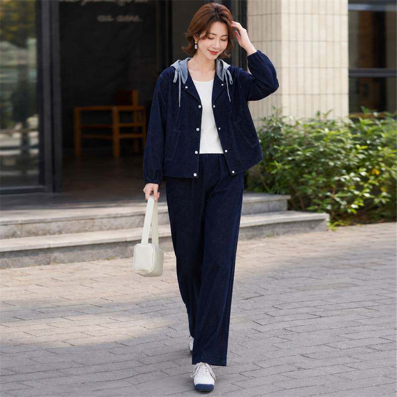 官方正品时尚妈妈秋装牛仔套装新款中老年女装连帽外套休闲直筒裤