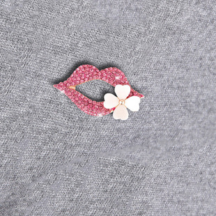 可爱小香风嘴唇胸针高档女轻奢镶钻胸花防走光别针配饰小香风胸针