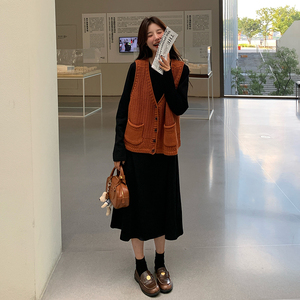 慵懒松弛感针织马甲裙女春秋2025新款法式风长袖连衣裙图片
