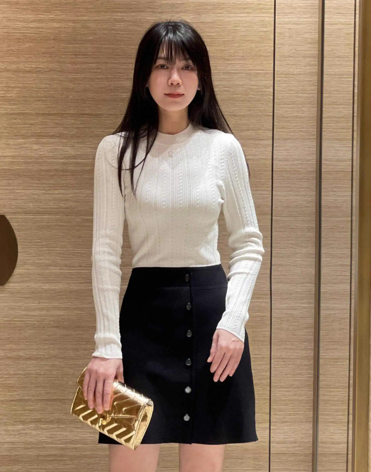 优雅黑白针织短款连衣裙