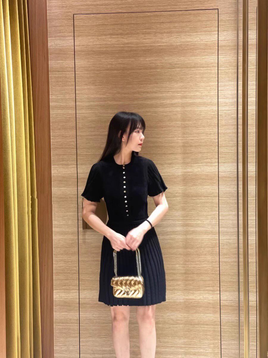 纽扣小黑裙针织短款连衣裙