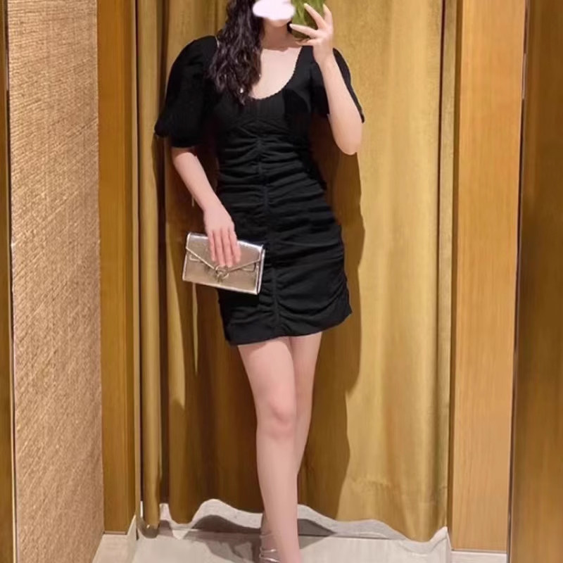 褶皱泡泡袖黑色修身连衣裙