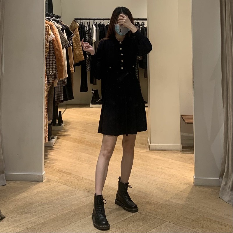 百褶裙身单排扣针织连衣裙