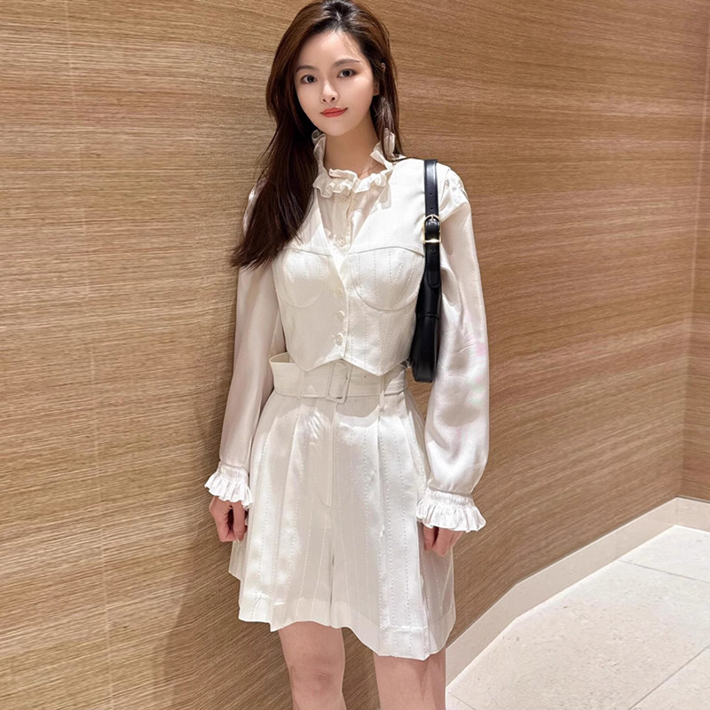 2025早春新款女装时尚气质浅色条纹亮片阔腿短裤SFPSH00443
