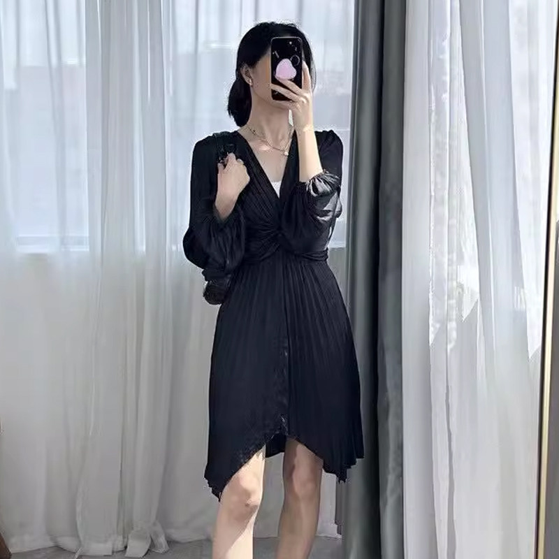 收腰扭结百褶黑色连衣裙