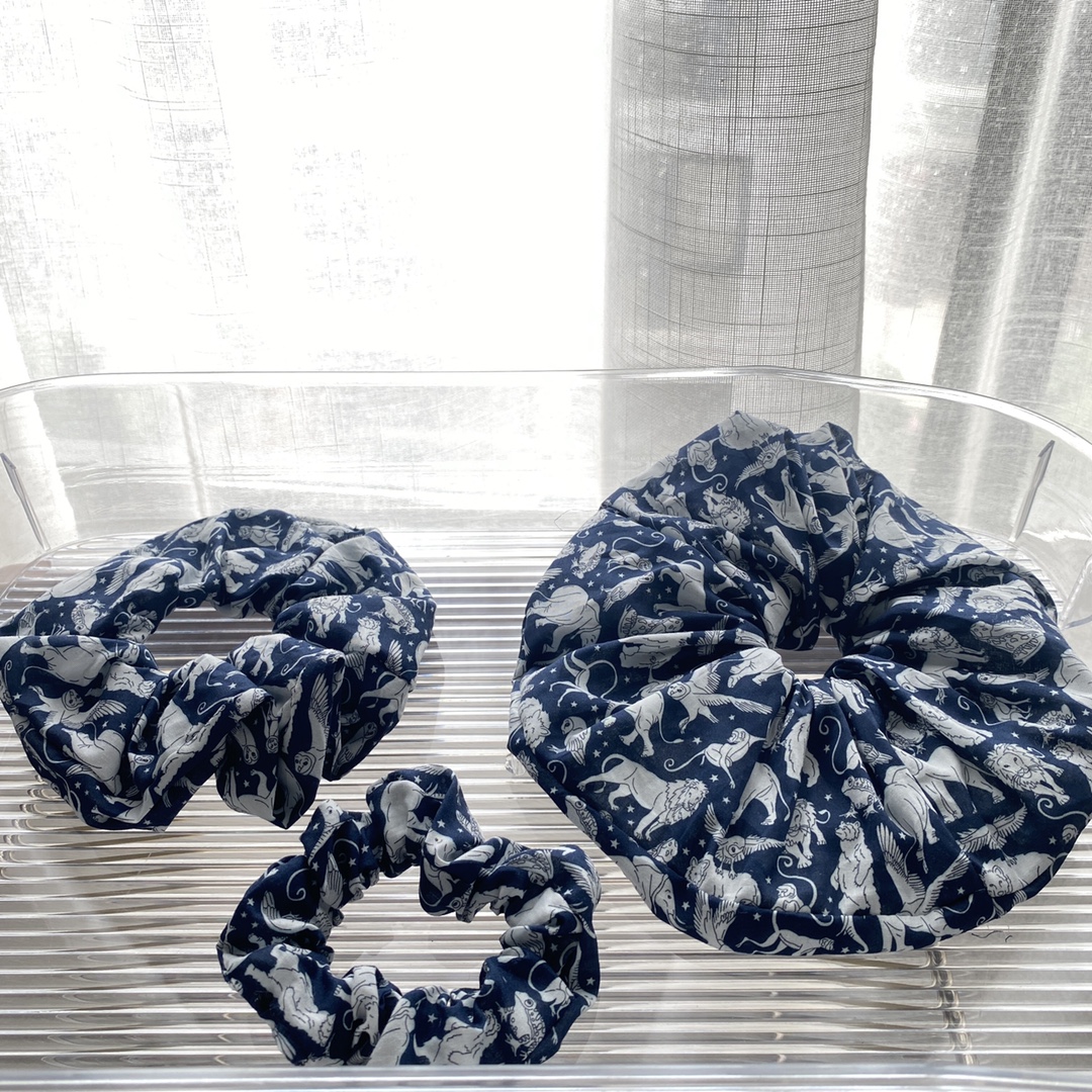 英国Liberty利伯缇棉布印花发圈大肠圈高级感百兽森林蓝色碎花潮