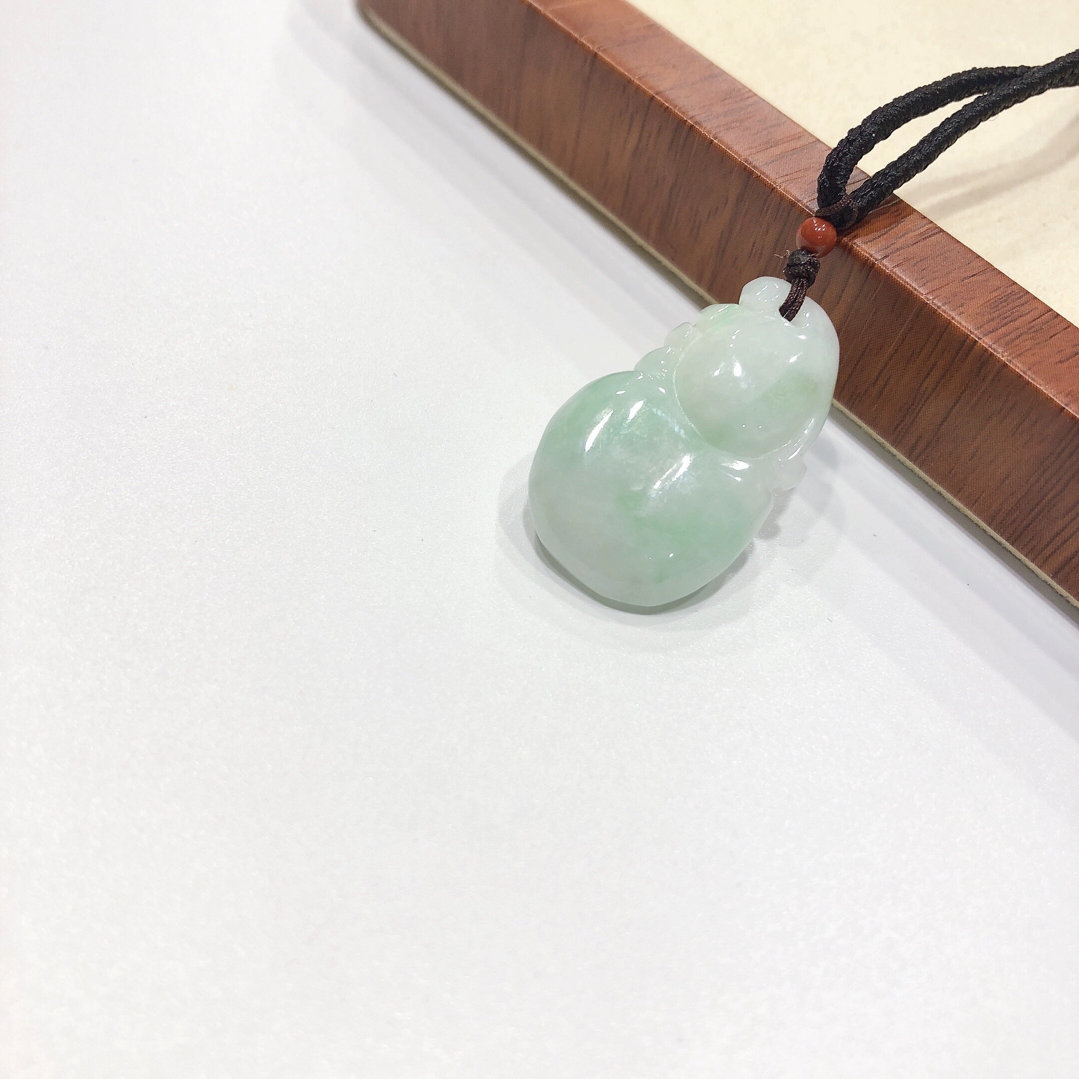 D882# 天然A货翡翠白底阳绿葫芦福禄寿吊坠28.3*17*6.2mm