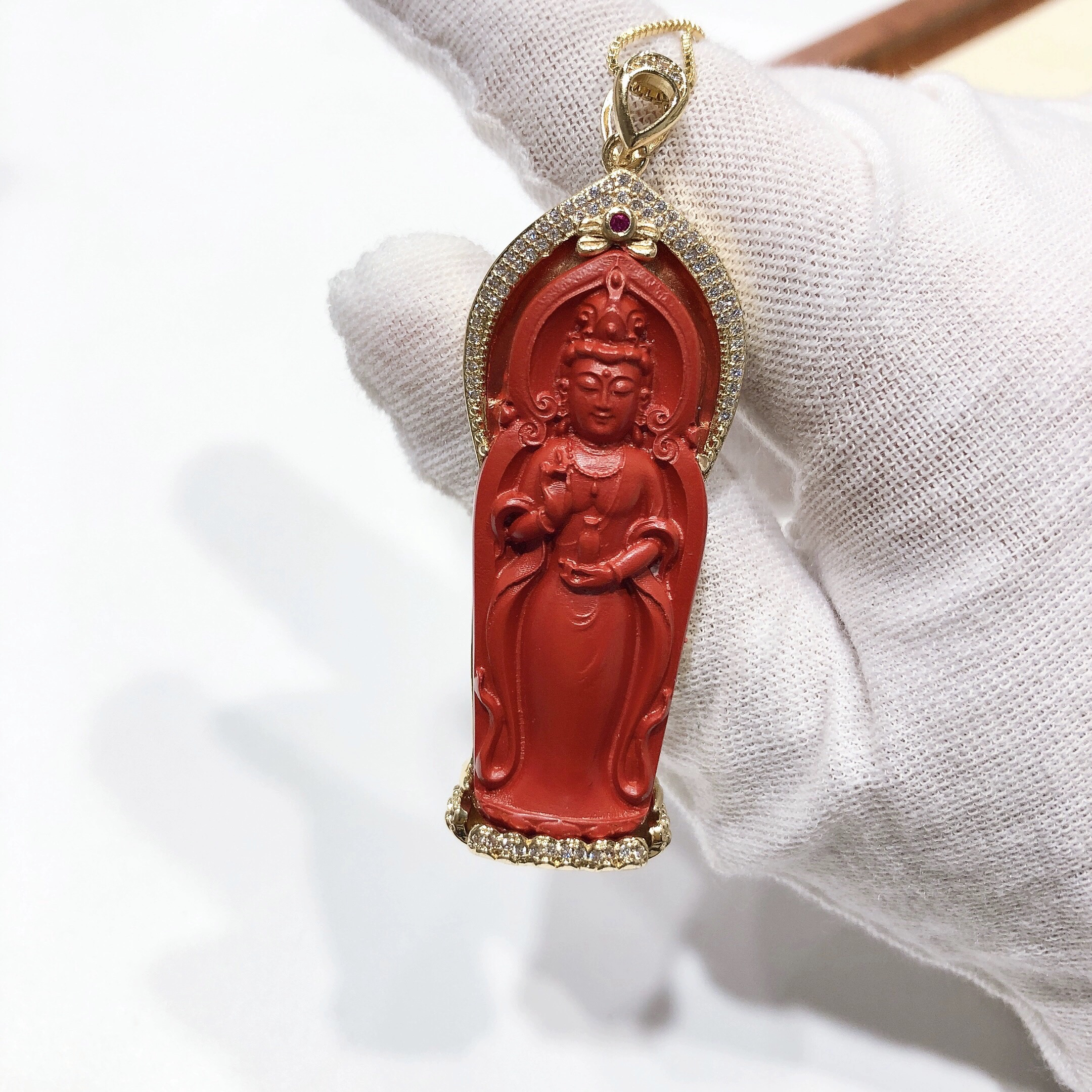 D1213#天然原矿朱砂观音吉祥精工镶嵌吊坠58.3*22*9mm 总重17.7克