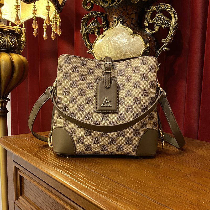 【春夏新款】香港品牌2024春夏新款水桶包D333AG棋盘格