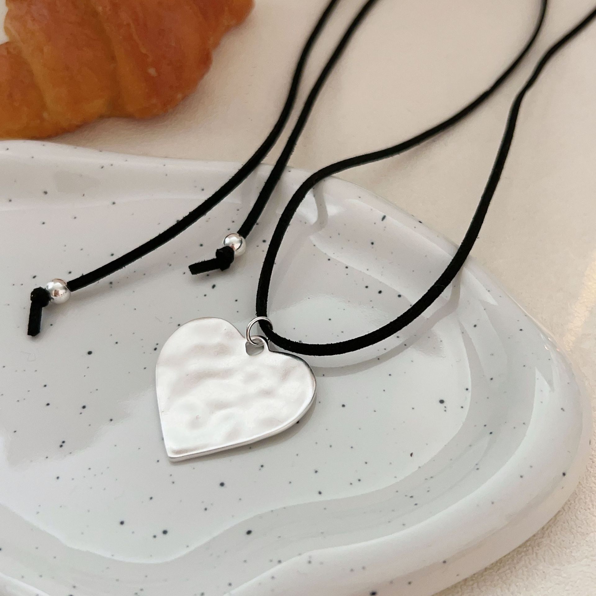 韩国韩版S925纯银敲打不规则爱心项链女ins气质设计感黑绳毛衣链