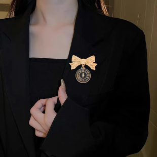 爱丽丝梦游仙境周边胸针时钟蝴蝶结别针日系JK制服软妹徽章配饰品