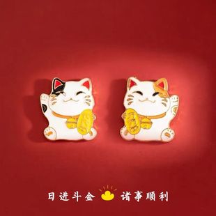 饰品 可爱招财猫胸针日系猫咪胸章创意情侣别针男女礼物衣服包包装