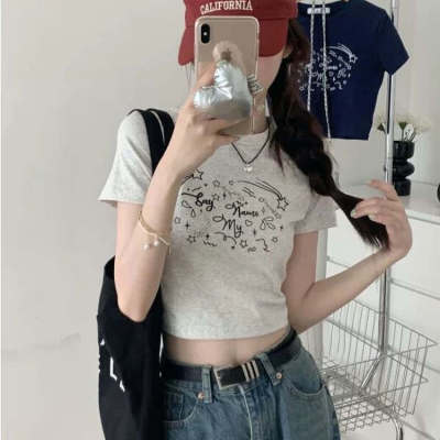 小众涂鸦印花短袖正肩T恤女装夏季设计感修身短款露脐小个子上衣
