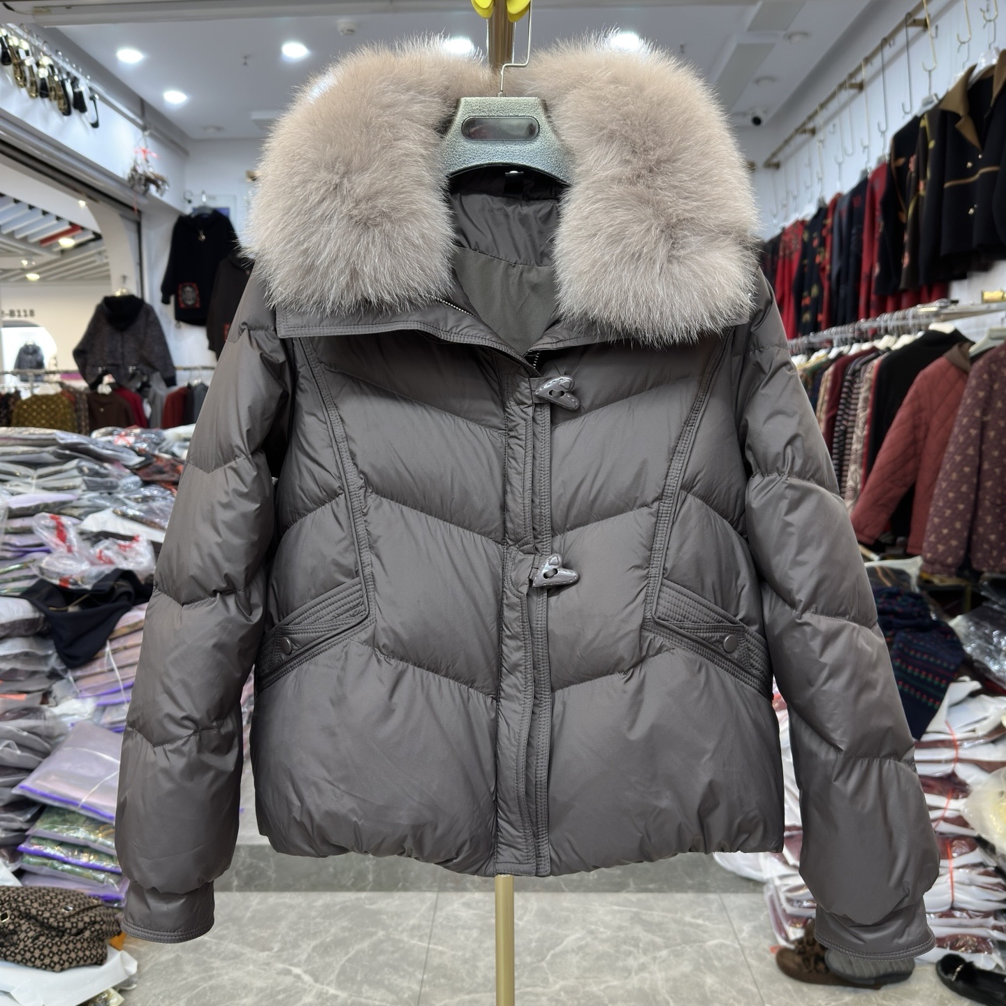 妈妈装纯色白鸭绒真毛领羽绒服