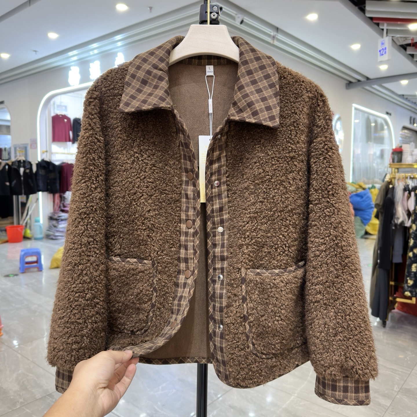 妈妈装格子翻领拼接颗粒绒外套