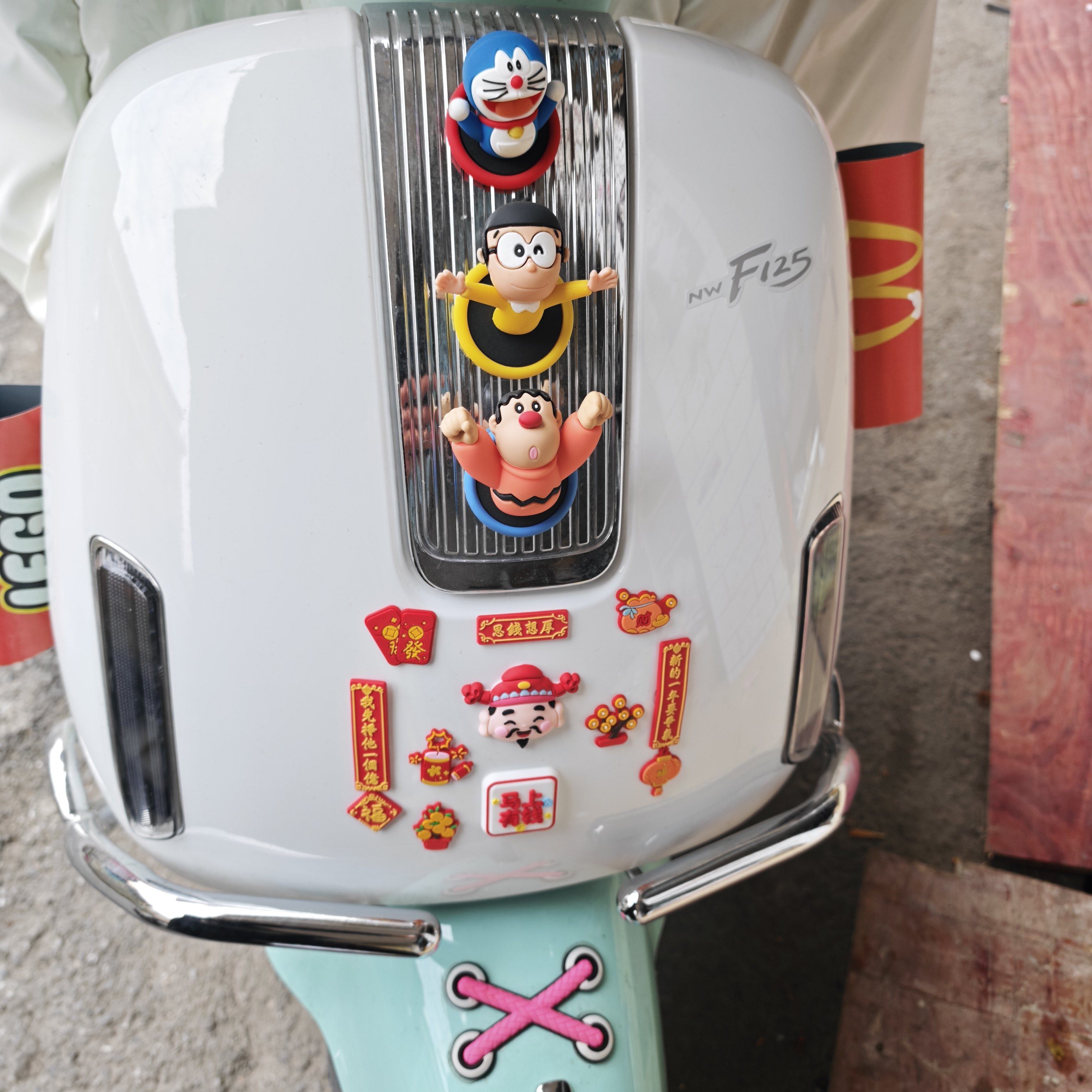 适用五羊本田NWF125车头立体软胶财神爷对联装饰贴摩托车饰品配件