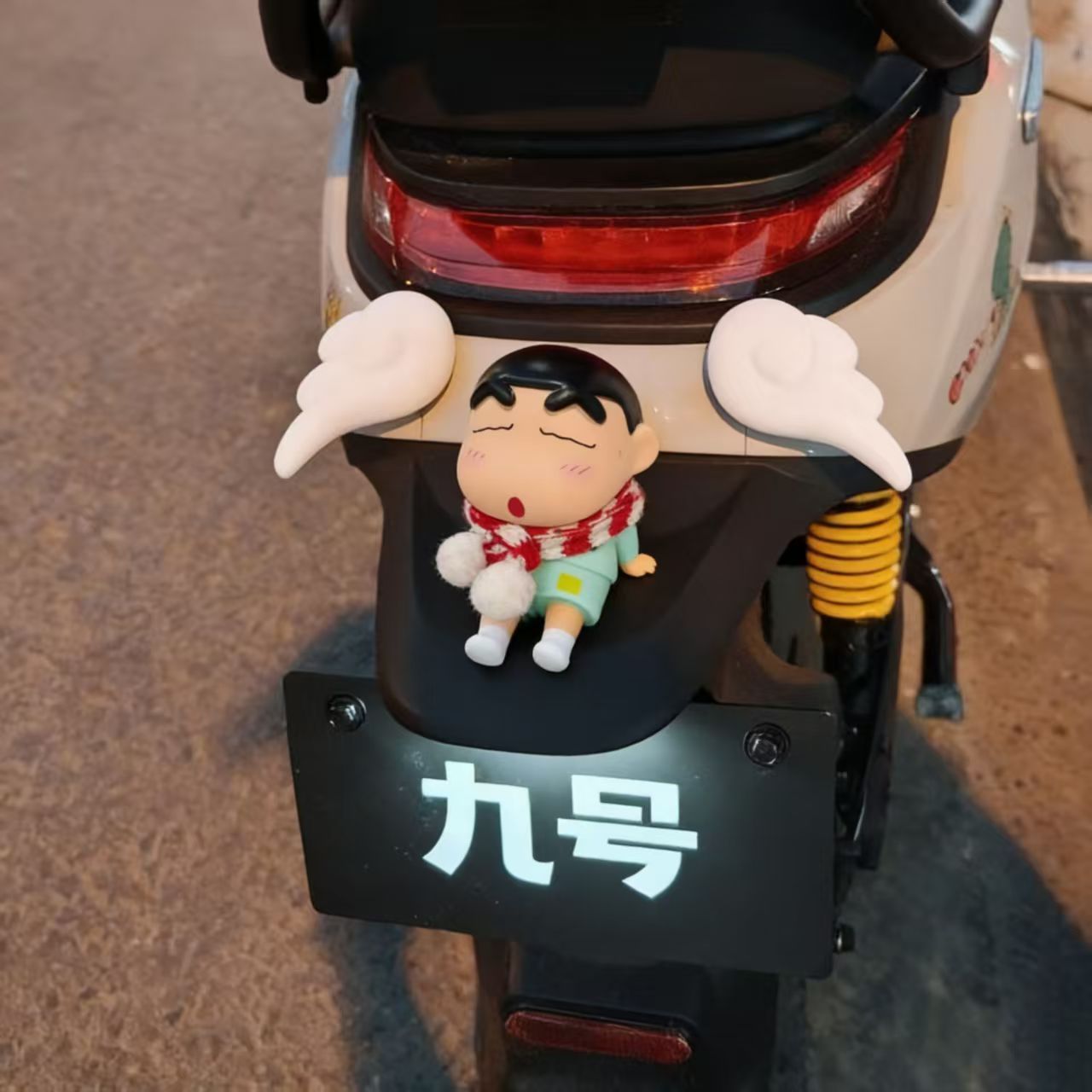 适用九号电动车车载摆件车尾挂件装饰品踏板摩托车卡通玩偶小公仔图片