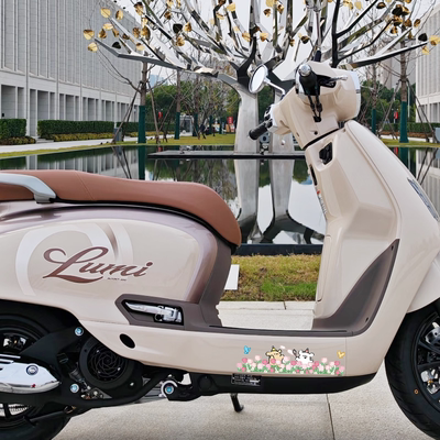 适用于豪爵lumi125鲜花小狗贴纸底盘防水车贴个性创意车身贴装饰