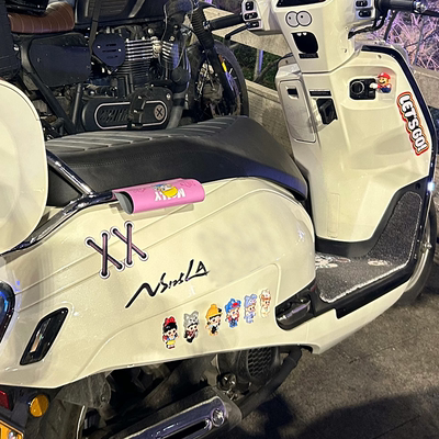 适用本田ns125la摩托车可爱捣蛋女孩立体装饰贴车身鞋带改装贴纸