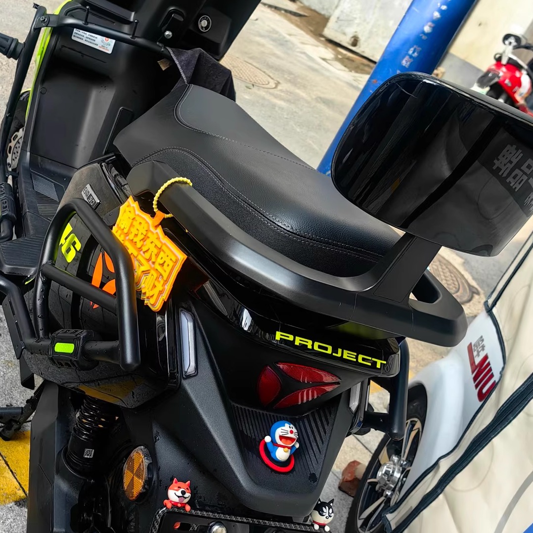 适用于雅迪冠能S白鲨70/90电动车尾部哆啦A梦立体装饰小摆件饰品