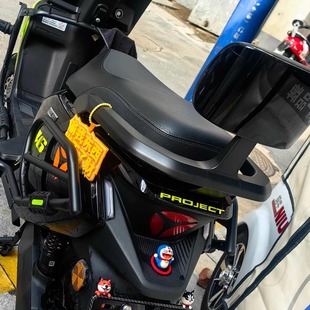 适用于雅迪冠能S白鲨70 饰小摆件饰品 90电动车尾部哆啦A梦立体装