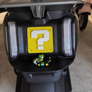 适用雅迪冠能S白鲨70 90电动车尾部防撞防刮问号方块3D立体橡胶贴