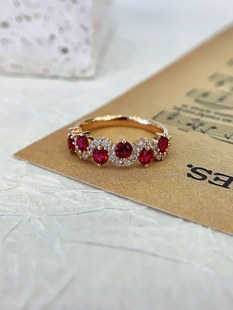 18k玫瑰金培育红宝石戒指女波浪形蕾丝排戒排钻彩宝甜美轻奢定制