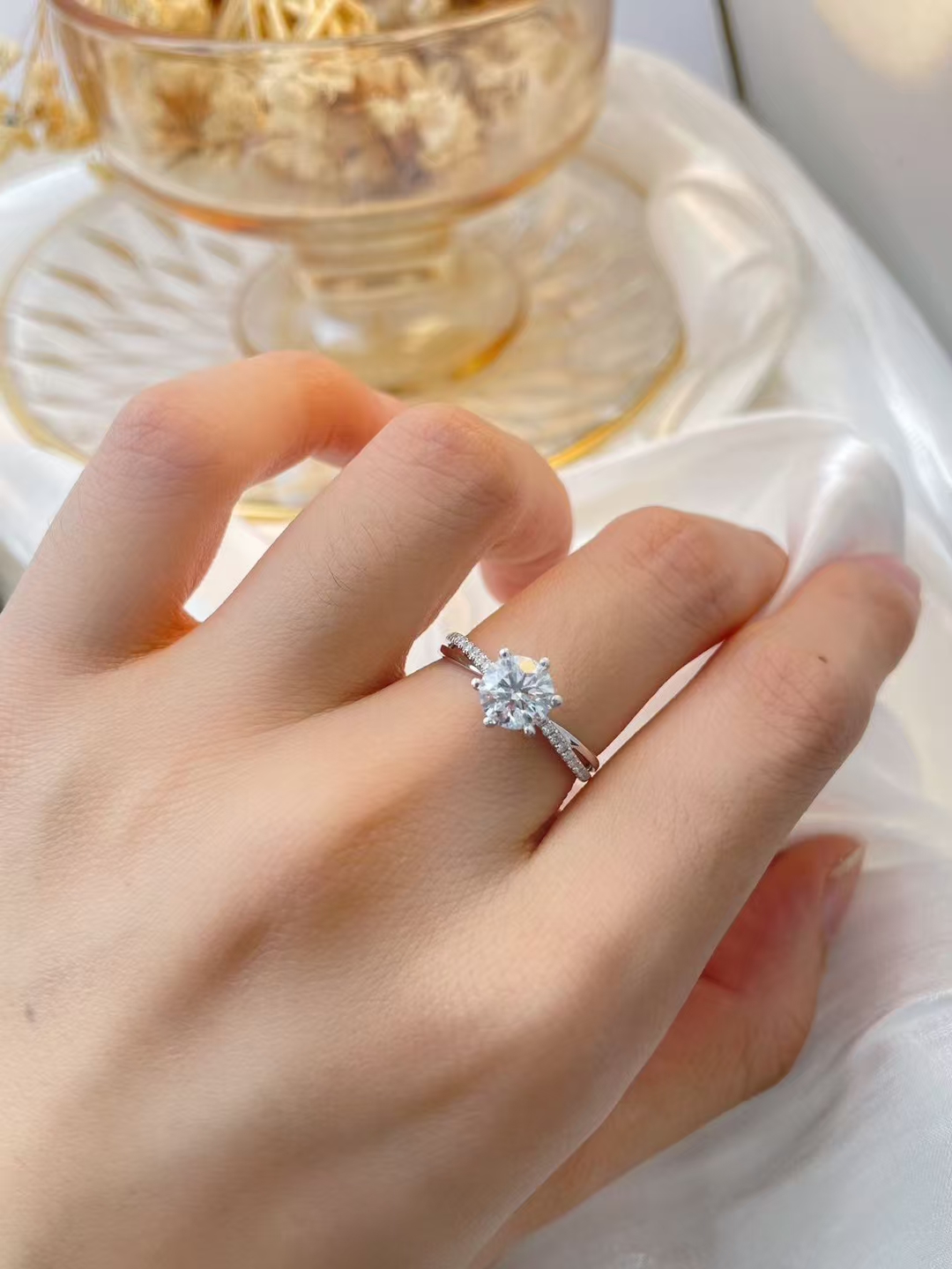 一克拉扭臂六爪培育钻石戒指女18k白金钻戒合成钻石结婚戒定制