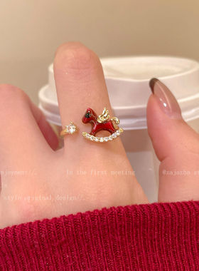 本命年红色小马戒指女生小众设计新年马年有福轻奢高级感食指戒