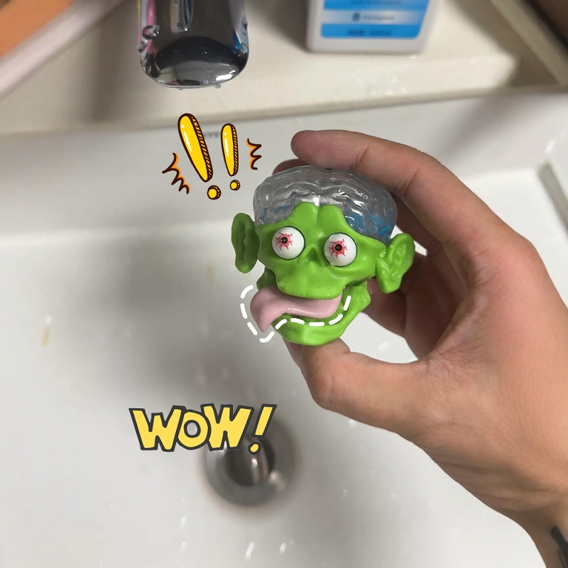 炒鸡怪萌打水枪整蛊玩具的哇！